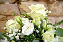 Lade das Bild in den Galerie-Viewer, Blumenstrauß White Classic