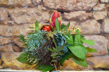 Lade das Bild in den Galerie-Viewer, Blumenstrauß Amaryllis im gold-natur Mantel
