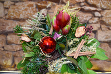 Lade das Bild in den Galerie-Viewer, Blumenstrauß Amaryllis im gold-natur Mantel
